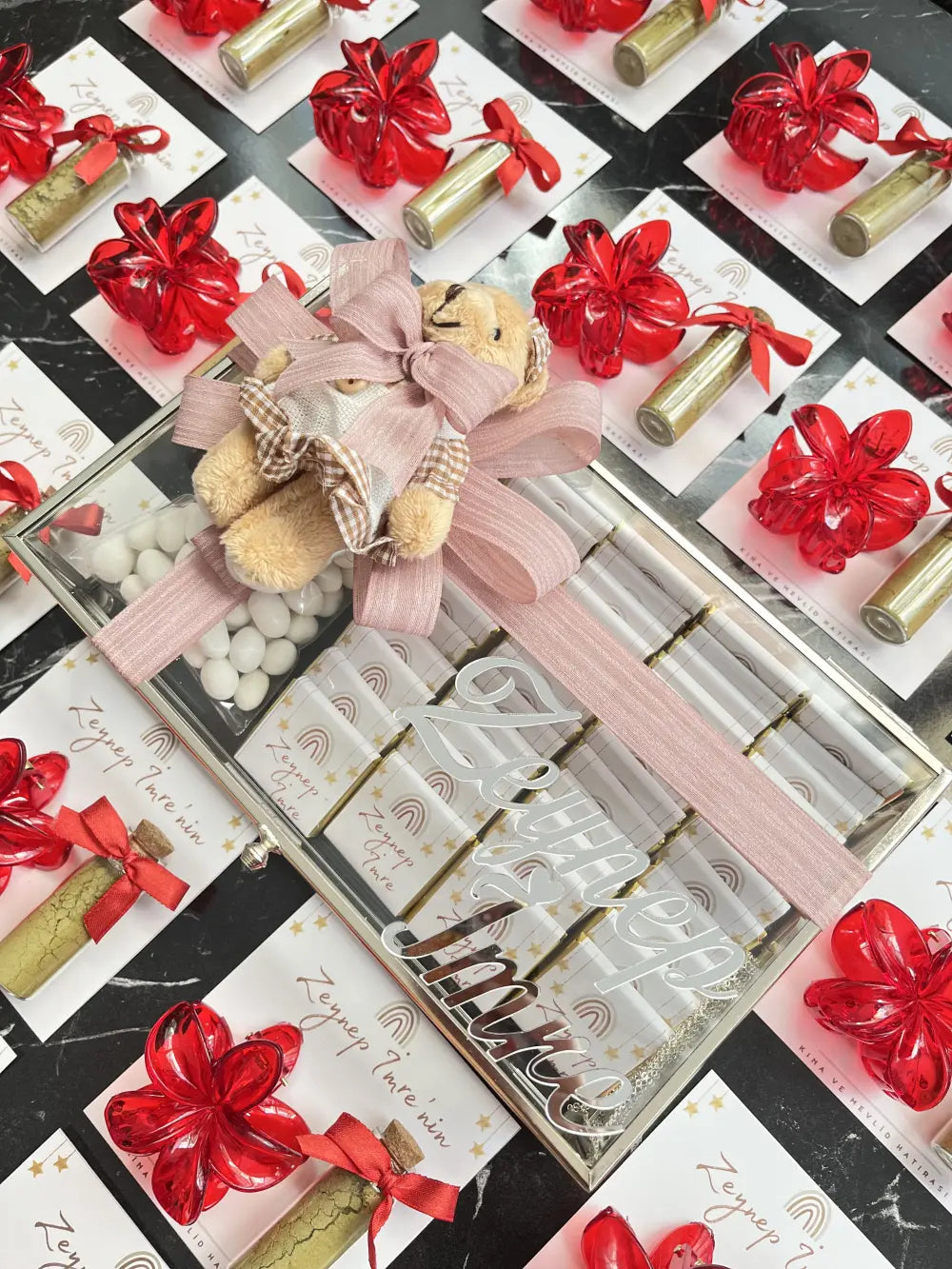 Cam Çikolata Kutusu - Badem Şekerli - Ayıcıklı Kız Bebek Süslemeli