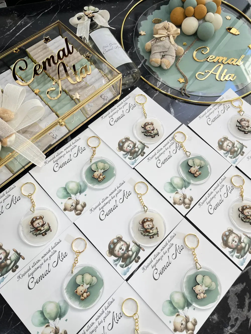 Ayıcıklı Bebek Hediyelik Seti - Cam Çikolata Kutusu - Pleksi Figürlü Anahtarlık - Pleksi Ayıcık Kapı Süsü