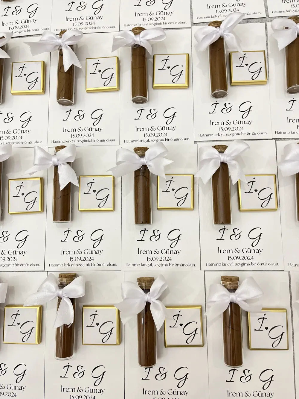 Cam Tüp Şişe ve Madlen Çikolata - Kişiye Özel Kart Tasarımlı (25 li)