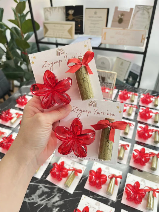 Kartlı Kırmızı Lotus Toka ve Kına Tüpü