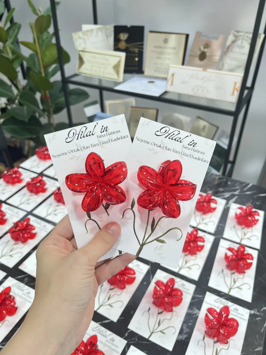 Kartlı Kırmızı Lotus Toka